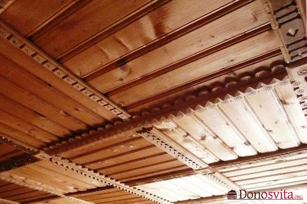 Отделка потолка в старом деревянном доме
